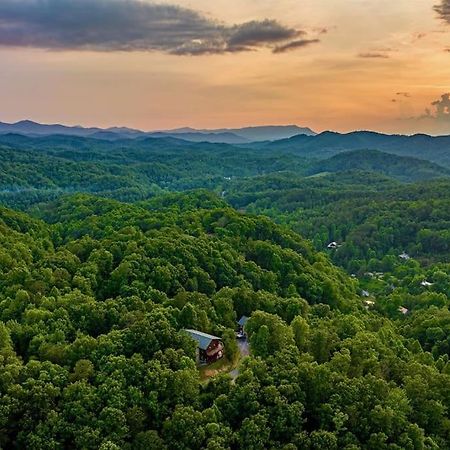 Panorama Mountain View Cabin, Less Than 10 Miles From Gatlinburg And Dollywood, Dog Friendly, 6 Bedrooms Sleeps 17, Fire Pit, Hottub, Washer Dryer, Fully Loaded Kitchen, Gameroom With A Tv, Pool Table, Arcade, Air Hockey, And Foosball Sevierville Esterno foto