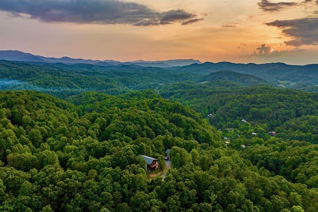 Panorama Mountain View Cabin, Less Than 10 Miles From Gatlinburg And Dollywood, Dog Friendly, 6 Bedrooms Sleeps 17, Fire Pit, Hottub, Washer Dryer, Fully Loaded Kitchen, Gameroom With A Tv, Pool Table, Arcade, Air Hockey, And Foosball Sevierville Esterno foto