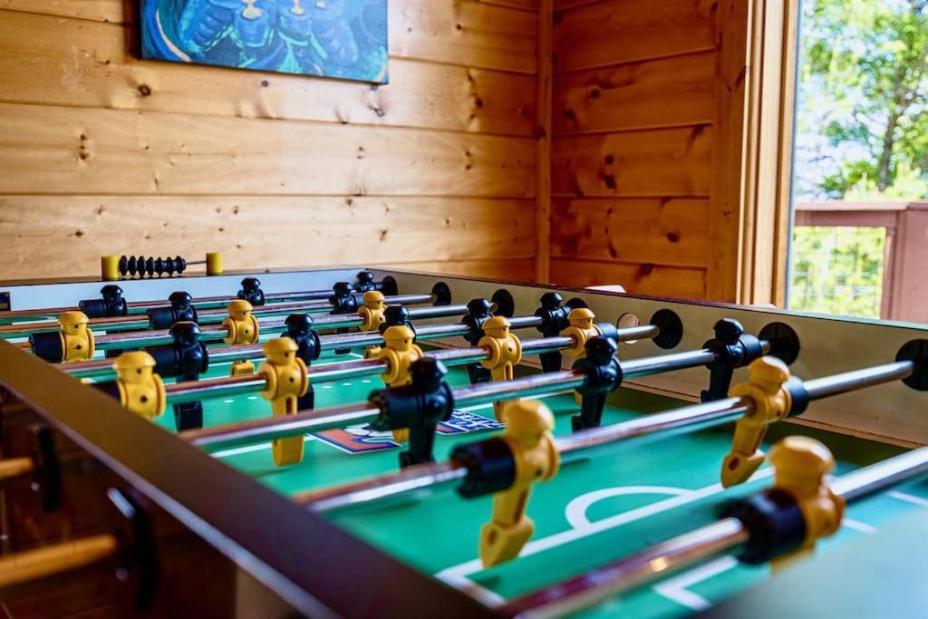 Panorama Mountain View Cabin, Less Than 10 Miles From Gatlinburg And Dollywood, Dog Friendly, 6 Bedrooms Sleeps 17, Fire Pit, Hottub, Washer Dryer, Fully Loaded Kitchen, Gameroom With A Tv, Pool Table, Arcade, Air Hockey, And Foosball Sevierville Esterno foto