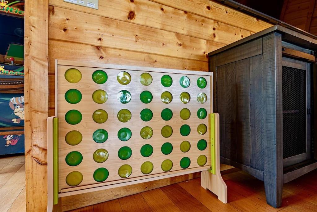 Panorama Mountain View Cabin, Less Than 10 Miles From Gatlinburg And Dollywood, Dog Friendly, 6 Bedrooms Sleeps 17, Fire Pit, Hottub, Washer Dryer, Fully Loaded Kitchen, Gameroom With A Tv, Pool Table, Arcade, Air Hockey, And Foosball Sevierville Esterno foto