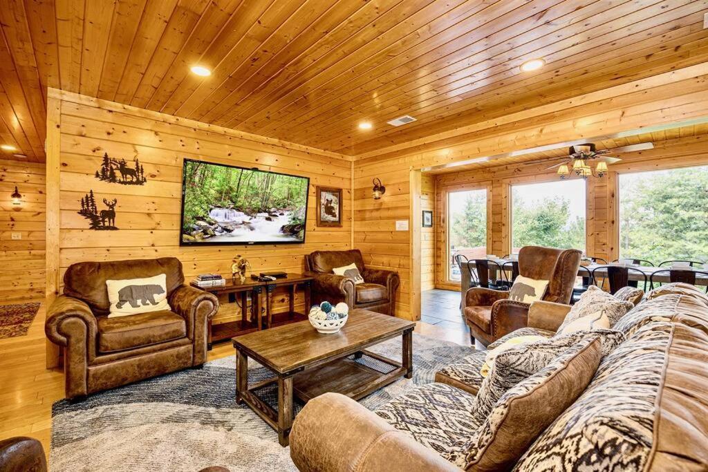 Panorama Mountain View Cabin, Less Than 10 Miles From Gatlinburg And Dollywood, Dog Friendly, 6 Bedrooms Sleeps 17, Fire Pit, Hottub, Washer Dryer, Fully Loaded Kitchen, Gameroom With A Tv, Pool Table, Arcade, Air Hockey, And Foosball Sevierville Esterno foto