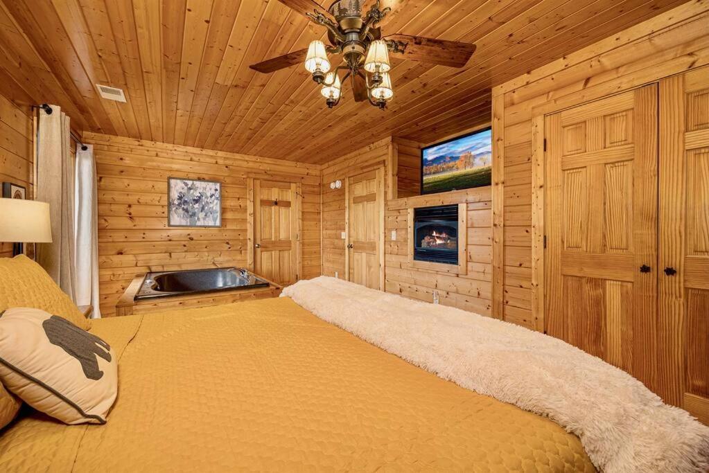 Panorama Mountain View Cabin, Less Than 10 Miles From Gatlinburg And Dollywood, Dog Friendly, 6 Bedrooms Sleeps 17, Fire Pit, Hottub, Washer Dryer, Fully Loaded Kitchen, Gameroom With A Tv, Pool Table, Arcade, Air Hockey, And Foosball Sevierville Esterno foto