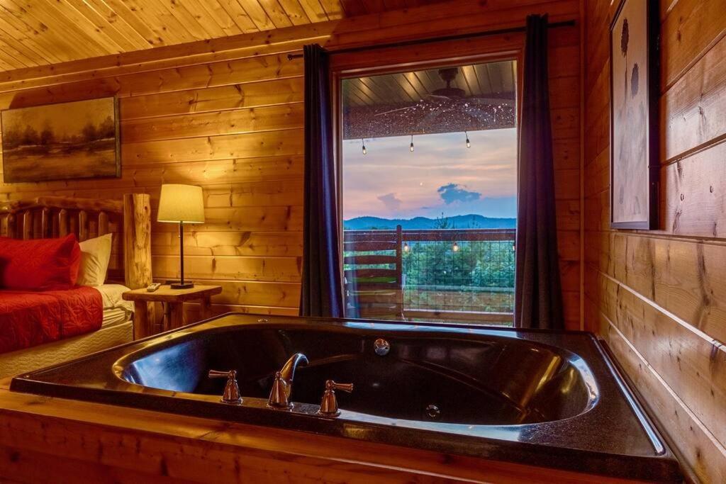 Panorama Mountain View Cabin, Less Than 10 Miles From Gatlinburg And Dollywood, Dog Friendly, 6 Bedrooms Sleeps 17, Fire Pit, Hottub, Washer Dryer, Fully Loaded Kitchen, Gameroom With A Tv, Pool Table, Arcade, Air Hockey, And Foosball Sevierville Esterno foto
