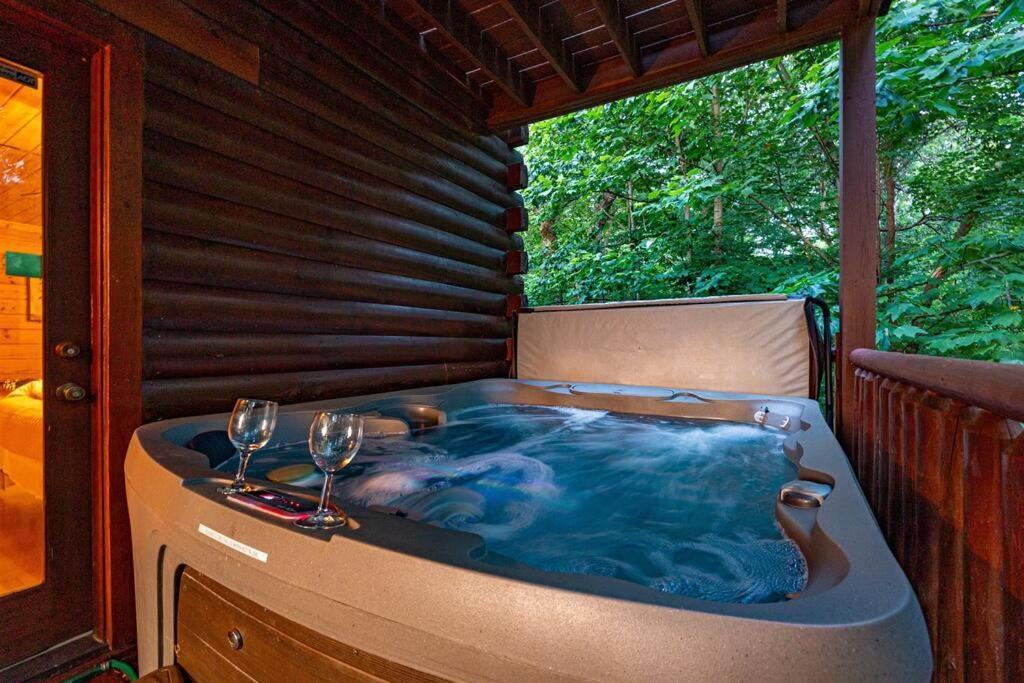 Panorama Mountain View Cabin, Less Than 10 Miles From Gatlinburg And Dollywood, Dog Friendly, 6 Bedrooms Sleeps 17, Fire Pit, Hottub, Washer Dryer, Fully Loaded Kitchen, Gameroom With A Tv, Pool Table, Arcade, Air Hockey, And Foosball Sevierville Esterno foto