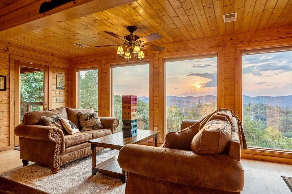 Panorama Mountain View Cabin, Less Than 10 Miles From Gatlinburg And Dollywood, Dog Friendly, 6 Bedrooms Sleeps 17, Fire Pit, Hottub, Washer Dryer, Fully Loaded Kitchen, Gameroom With A Tv, Pool Table, Arcade, Air Hockey, And Foosball Sevierville Esterno foto