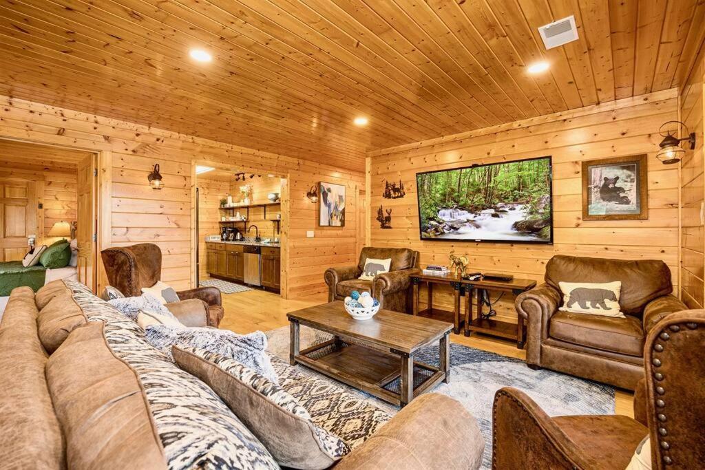 Panorama Mountain View Cabin, Less Than 10 Miles From Gatlinburg And Dollywood, Dog Friendly, 6 Bedrooms Sleeps 17, Fire Pit, Hottub, Washer Dryer, Fully Loaded Kitchen, Gameroom With A Tv, Pool Table, Arcade, Air Hockey, And Foosball Sevierville Esterno foto