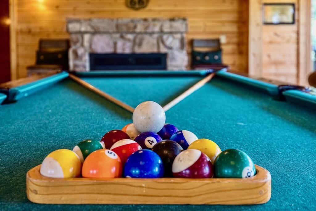 Panorama Mountain View Cabin, Less Than 10 Miles From Gatlinburg And Dollywood, Dog Friendly, 6 Bedrooms Sleeps 17, Fire Pit, Hottub, Washer Dryer, Fully Loaded Kitchen, Gameroom With A Tv, Pool Table, Arcade, Air Hockey, And Foosball Sevierville Esterno foto