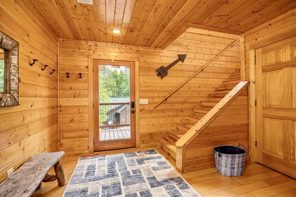 Panorama Mountain View Cabin, Less Than 10 Miles From Gatlinburg And Dollywood, Dog Friendly, 6 Bedrooms Sleeps 17, Fire Pit, Hottub, Washer Dryer, Fully Loaded Kitchen, Gameroom With A Tv, Pool Table, Arcade, Air Hockey, And Foosball Sevierville Esterno foto