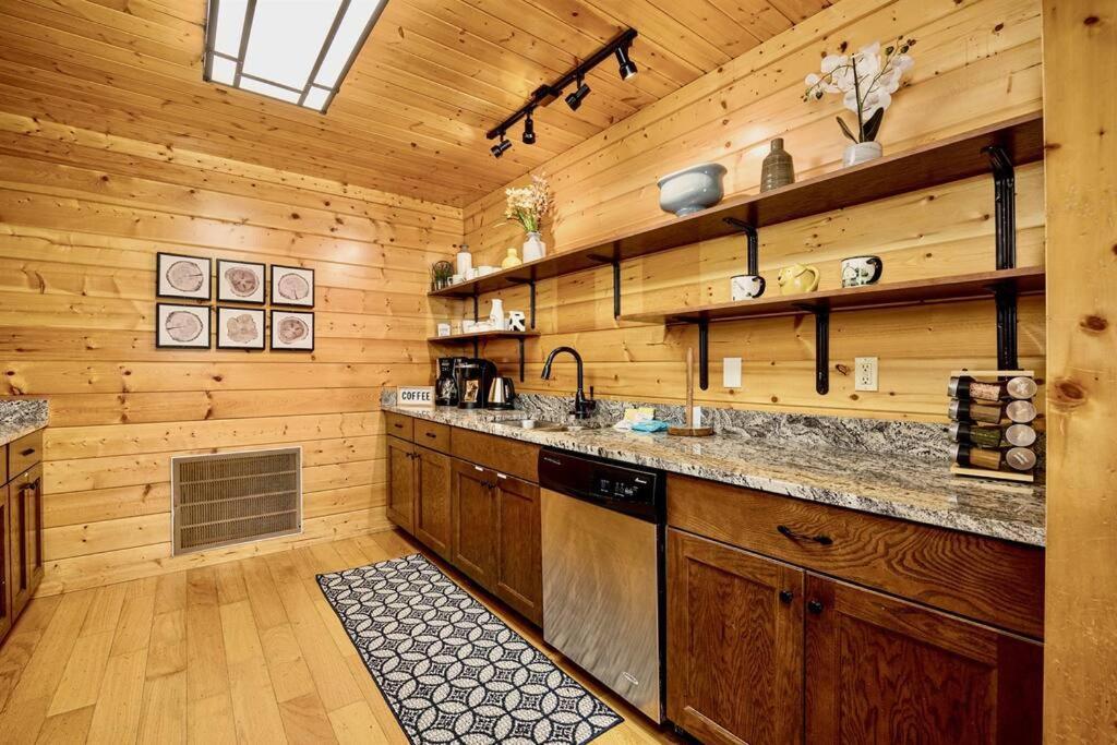 Panorama Mountain View Cabin, Less Than 10 Miles From Gatlinburg And Dollywood, Dog Friendly, 6 Bedrooms Sleeps 17, Fire Pit, Hottub, Washer Dryer, Fully Loaded Kitchen, Gameroom With A Tv, Pool Table, Arcade, Air Hockey, And Foosball Sevierville Esterno foto