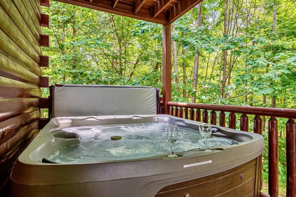 Panorama Mountain View Cabin, Less Than 10 Miles From Gatlinburg And Dollywood, Dog Friendly, 6 Bedrooms Sleeps 17, Fire Pit, Hottub, Washer Dryer, Fully Loaded Kitchen, Gameroom With A Tv, Pool Table, Arcade, Air Hockey, And Foosball Sevierville Esterno foto