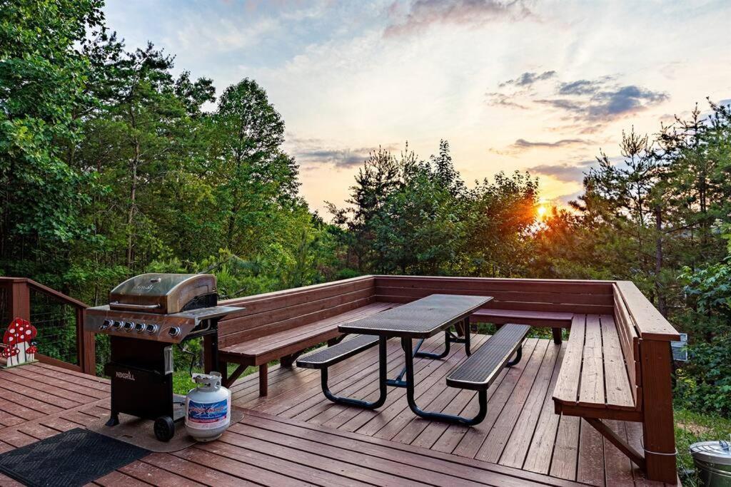 Panorama Mountain View Cabin, Less Than 10 Miles From Gatlinburg And Dollywood, Dog Friendly, 6 Bedrooms Sleeps 17, Fire Pit, Hottub, Washer Dryer, Fully Loaded Kitchen, Gameroom With A Tv, Pool Table, Arcade, Air Hockey, And Foosball Sevierville Esterno foto
