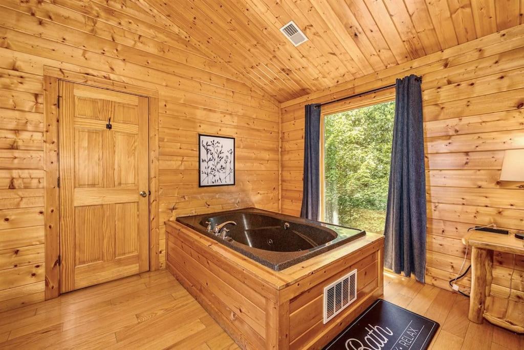 Panorama Mountain View Cabin, Less Than 10 Miles From Gatlinburg And Dollywood, Dog Friendly, 6 Bedrooms Sleeps 17, Fire Pit, Hottub, Washer Dryer, Fully Loaded Kitchen, Gameroom With A Tv, Pool Table, Arcade, Air Hockey, And Foosball Sevierville Esterno foto