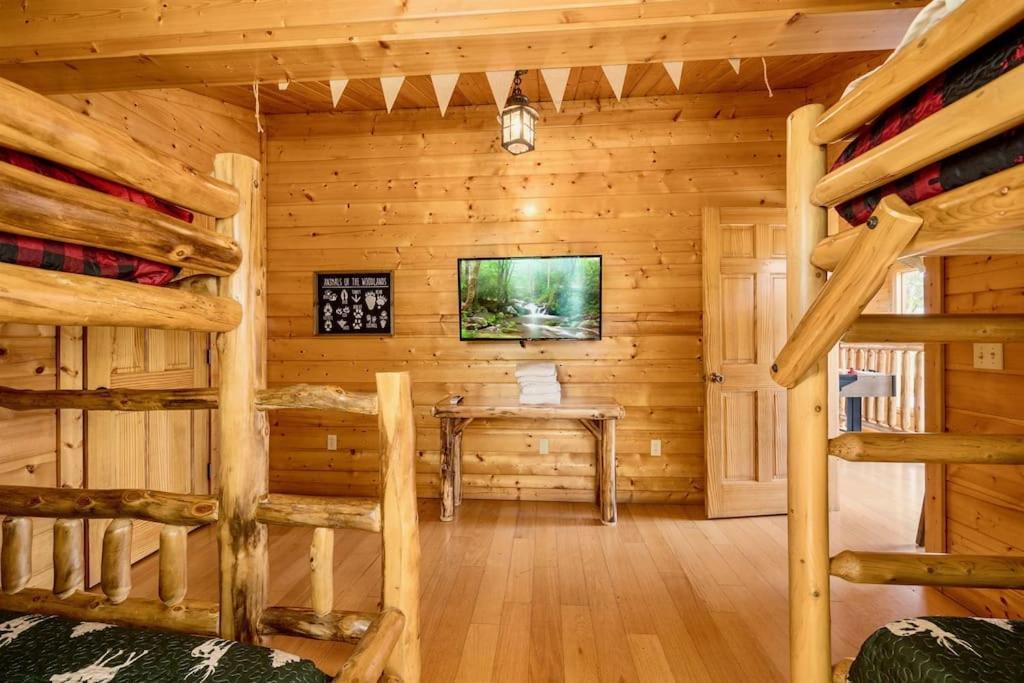 Panorama Mountain View Cabin, Less Than 10 Miles From Gatlinburg And Dollywood, Dog Friendly, 6 Bedrooms Sleeps 17, Fire Pit, Hottub, Washer Dryer, Fully Loaded Kitchen, Gameroom With A Tv, Pool Table, Arcade, Air Hockey, And Foosball Sevierville Esterno foto