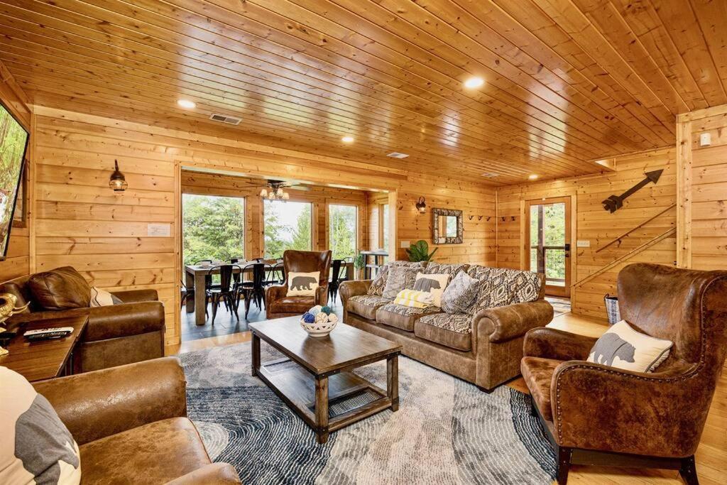 Panorama Mountain View Cabin, Less Than 10 Miles From Gatlinburg And Dollywood, Dog Friendly, 6 Bedrooms Sleeps 17, Fire Pit, Hottub, Washer Dryer, Fully Loaded Kitchen, Gameroom With A Tv, Pool Table, Arcade, Air Hockey, And Foosball Sevierville Esterno foto